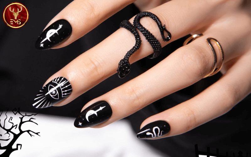 Touch of Goth - Nail art trend 2023